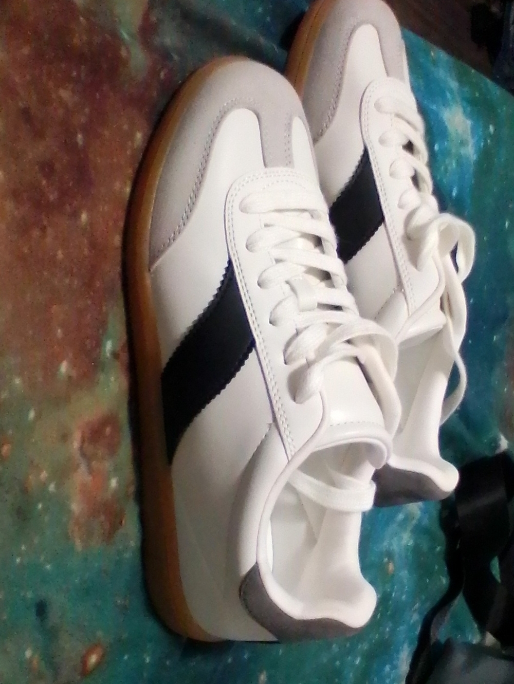White Men's Classic Leather Trainer with Black Stripe Brand New!! Size 9